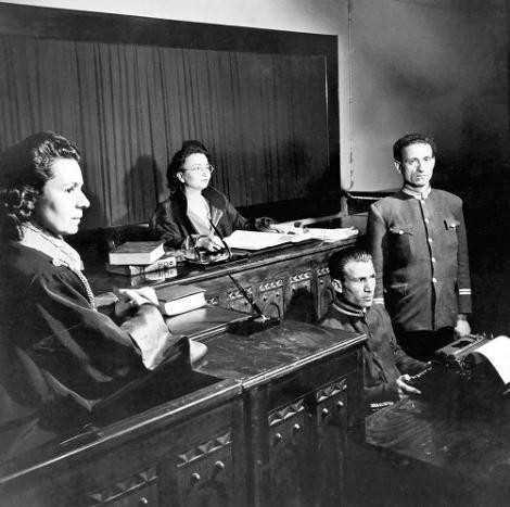 ADALET KRSSNDE KADINLAR<p>      Ankara&#8217;da bir durumay gsteren ve 1943 tarihini tayan bu fotorafn ariv kaytlarna dlm resimalt notlar yle: Mahkemede cinsiyetler konusunda genelde grlen dzen burada tersine evrilmi. Hakim ve savc kadn. Ktip ve mbair erkek. &#8220;Trkiye&#8217;de kadnlar 1926 yl ve sonrasnda uygulamaya konan zgrlk yasalar sayesinde nemli mesleklerde erkekleri byk oranda geride brakyor.&#8221;    <p>  Fotoraf: George Pickow/ Three Lions, INC.