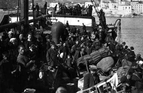 MBADELE  <p>    29 OCAK 1923 &#8220;Mbadele&#8221;nin Anadolu&#8217;dan ald bir gemi dolusu insan, stanbul Boaz&#8217;ndan geiyor. nsanlar ayakta, denkleri yanlarnda. Yolculuk Yunanistan&#8217;da son bulacak.  <p>    FOTORAF: FRANK AMERICA/ NEAR EAST RELIEF