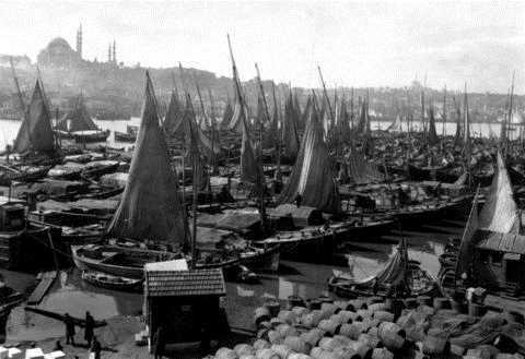 Yl yine 1928. Altn Boynuz&#8217;dan artc bir grnt. Yk tayan yelkenliler, Hali kysna hnca hn dizilmi. Islak yelkenler rzgarda kuruyor. Sleymaniye Camii, tm ihtiamyla arkada solda...