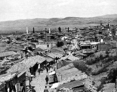 NFUS<p>      Yl 1929. hisarl damat alm eline dn bayran. Gelin alay tm aile kalabalyla birlikte ilerliyor. Arkada gelinin ky.<p>      FOTORAF: MAYNARD OWEN WILLIAMS