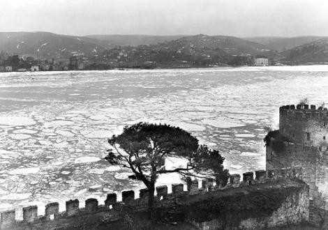 BUZLU BOAZ<p>      BUZLU BOAZ Takvimler tam olarak 1 Mart 1929&#8217;u gsteriyor. Rumeli Hisar onca yldr gzledii Boaz&#8217;dan geen buz ktlelerinin tan, bu defa. Anadolu Hisar kar kyda.<p>      Fotoraf: Maynard Owen Williams