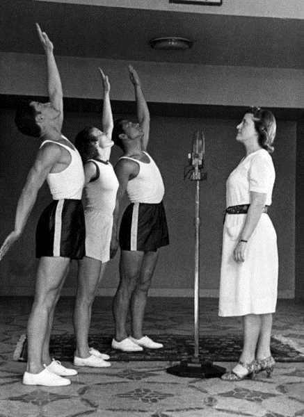 RADYODA JMNASTK SAAT<p>      Ortada mikrofon. Bir yanda eitmen, karda sporcular. Komutlar veriliyor ve annda yerine getiriliyor. Yl 1944. Radyoda jimnastik saati...  <p>    Fotoraf: Maynard Owen Williams