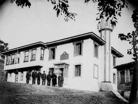 Ayazaa Ky'nde ina edilen cami-i erifin ve mektebin n tarafndan grn.