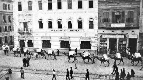 ZMR&#8217;DE DEVE KERVANI<p>      Anadolu&#8217;nun i blgelerinden yola kan bir kervan. Develer srtlanm btn yk. Aralarnda bir iki de eek. Tozlu yollar kat edilmi. zmir&#8217;in iinden geip yklerini boaltacaklar yere, muhtemelen limana doru ilerliyorlar. Yllardan 1924.<p>      Fotoraf: Thomas Bleyler, Jr.