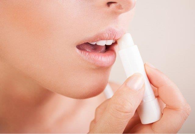 ATLAMI DUDAKLAR  Dudak kremleriniz ie yaramyor diye dnrken, dudaklarnzn atlamasndaki asl neden inko ve B3 ynnden yetersiz beslenmeniz olabilir.  B3 ve inko tavuk, karacier ve balk gibi hayvansal rnlerde yksek oranda bulunur. Vegan bir beslenme tercih edenlerse, inko ynnden zengin: nohut ve kabak ekirdei ve B3 ynnden zengin: yerfst ve badem tketebilirler.