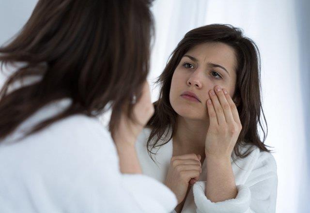 GZ ALTI MORLUKLARI  Gz alt morluklarnzn tek sulusunun yetersiz uyku olduunu dnyor olabilirsiniz; fakat, gz alt morluklar, bedeninizde toksik etki gsteren gdalar yediinizin bir gstergesi olabilir.  Bu durumda, st, glten ve yumurta gibi en yaygn besin alerjenlerini 10 gn boyunca tketmemeyi deneyin.