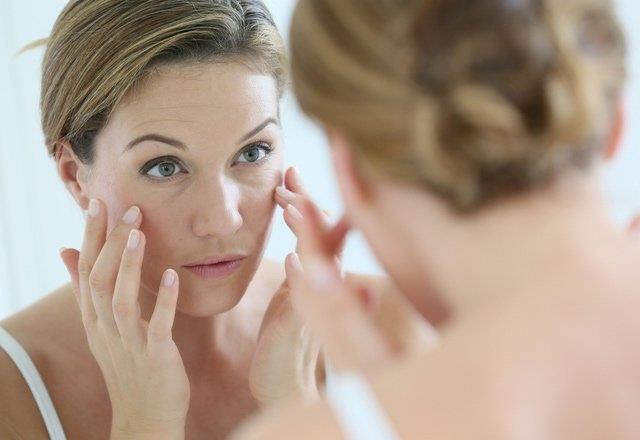 KIRIIKLIKLAR  Yalanma sreciyle beraber yzdeki krklklar oalr. Fakat baz durumlarda, yzdeki krklklarn ortaya kmas daha abuk olur.  Aratrmalar, C vitamini almyla krklk oluma olasl arasnda bir ba olduunu ortaya koyuyor. C vitamini sadece antioksidan deil ayn zamanda cilt matriksini oluturan yapsal bir protein olan kollajen oluumunda rol oynayarak, adeta krklklara kar sava aarlar.