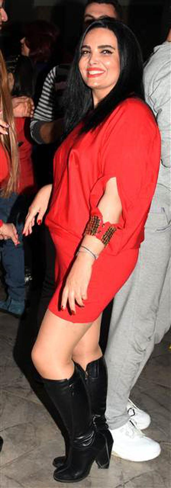 ran'daki olaylar devam ederken, ylba iin Van&#8217;a gelen ranllar, kiraladklar bir elence merkezinde gnllerince elenip, yeni yla dans ederek girdiler.