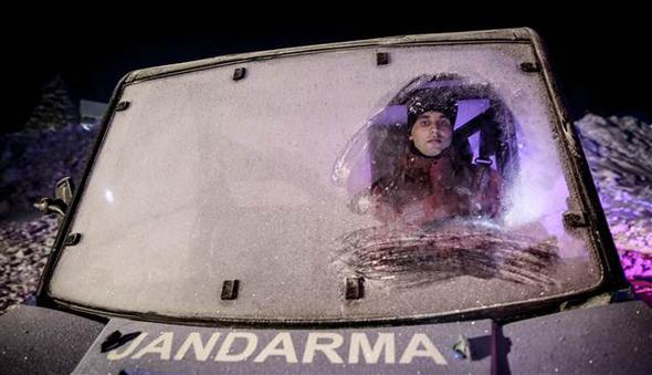 Hafta sonuyla birleen ylba tatilinde binlerce kiinin akn ettii Uluda'da Bursa Jandarma Komutanl ekipleri, herkesin elendii anlarda 2018'in ilk saatlerinde de nbete devam etti.