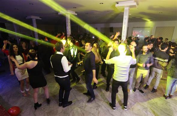 ran'daki olaylar devam ederken, ylba iin Van&#8217;a gelen ranllar, kiraladklar bir elence merkezinde gnllerince elenip, yeni yla dans ederek girdiler.