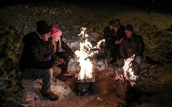 Hafta sonuyla birleen ylba tatilinde binlerce kiinin akn ettii Uluda'da, ylba cokuyla karland. Oteller Blgesi'nde vatandalar yeni yla yaktklar atele snarak ve kar stnde mangal yaparak girdi.