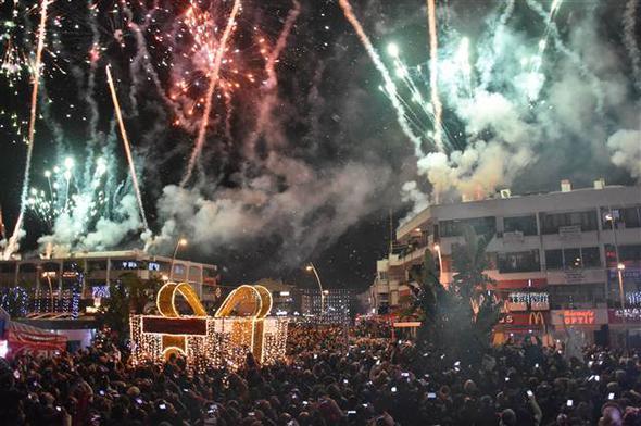 Mula'nn en nemli turizm merkezlerinden Bodrum ve Marmaris'te vatandalar, yeni yl souk havaya ramen suni kar altnda ve havai fieklerle meydanlarda karlad. Marmaris'te binlerce vatanda yeni yl meydanda karlad. Marmaris 19 Mays Genlik Meydan'nda belediye tarafndan kurulan platformdan suni kar yadrld. Yeni yln ilk dakikalarnda da havai fiek gsterisi yapld.