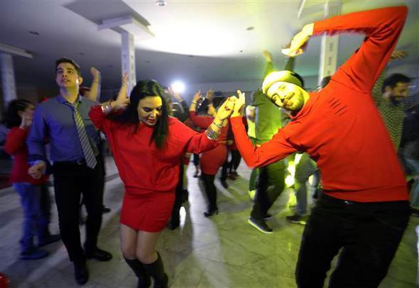 ran'daki olaylar devam ederken, ylba iin Van&#8217;a gelen ranllar, kiraladklar bir elence merkezinde gnllerince elenip, yeni yla dans ederek girdiler.