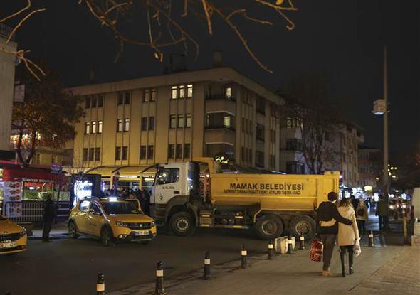 Bakent'te yeni yl kutlamalarnn yaplaca alanlara kan yollar trafie kapatld, gvenlik tedbirleri umuma ak elence merkezlerinde artrld.