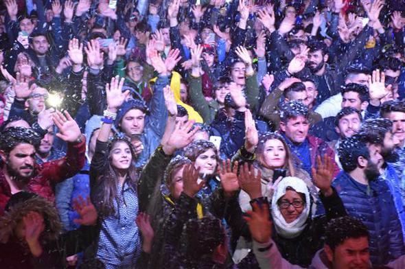 Mula'nn en nemli turizm merkezlerinden Bodrum ve Marmaris'te vatandalar, yeni yl souk havaya ramen suni kar altnda ve havai fieklerle meydanlarda karlad. Marmaris'te binlerce vatanda yeni yl meydanda karlad. Marmaris 19 Mays Genlik Meydan'nda belediye tarafndan kurulan platformdan suni kar yadrld. Yeni yln ilk dakikalarnda da havai fiek gsterisi yapld.