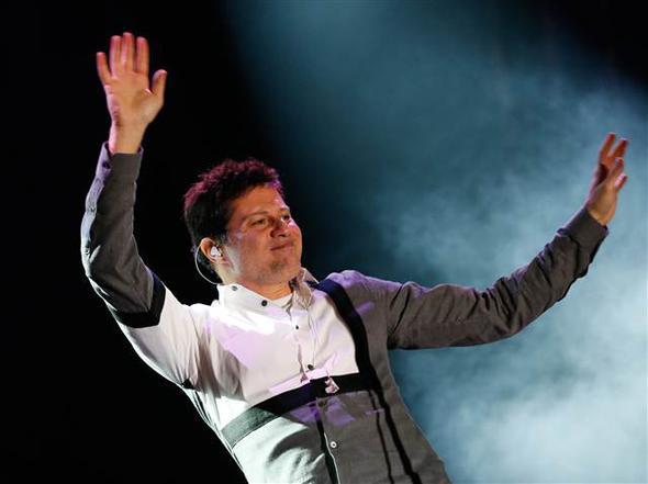 zmir'de vatandalar Bykehir Belediyesi'nin Cumhuriyet Meydan'nda dzenledii konser ve havai fiek gsterisiyle 2018'i karlad. Mirkelam da sahnedeydi.