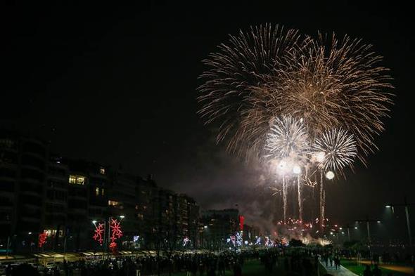 zmir'de vatandalar Bykehir Belediyesi'nin Cumhuriyet Meydan'nda dzenledii konser ve havai fiek gsterisiyle 2018'i karlad.