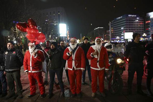 Kzlay'da akam saatlerinde toplanmaya balayan Bakentliler, saatler gece yarsna yaklatnda Gvenpark ve Kzlay Meydan evresinde kalabalklar oluturdu. Asayi ube Mdrlne bal sivil ekipler tarafndan "Noel Baba" ve Balon satcs eklinde kyafet giyen Polisler ile ok sayda ekip Kzlay ile Gvenpark evresinde geni gvenlik nlemleri ald.