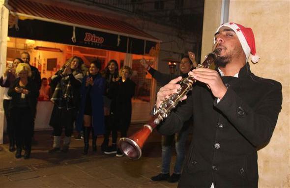 Mula'nn Bodrum ilesinde vatandalar yeni yl, aileleriyle Bodrum Belediye Meydan'nda havai fiek gsterisini izleyerek karlad. Baz vatandalar da kent merkezinde sokak sanatlarnn ald arklarda dans etti.