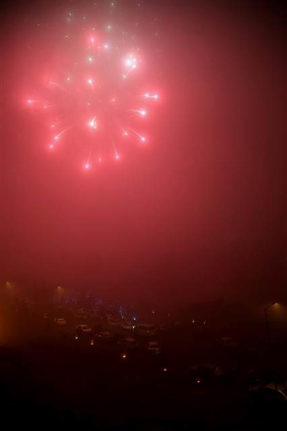 Trkiye'nin nemli turizm merkezlerinden Kapadokya'da turistler yeni yla, peribacalar ve doal kaya oluumlar arasnda girdi. Uhisar Kalesinin bulunduu alanda her ylba dzenlenen havai fiek gsterisi bu kez youn sis engeline takld. Gsteriyi izlemek isteyen turistler youn sis nedeniyle umduklarn bulamad.