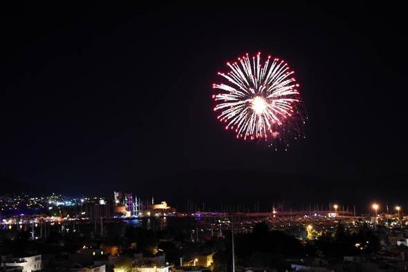Mula'nn Bodrum ilesinde vatandalar yeni yl, aileleriyle Bodrum Belediye Meydan'nda havai fiek gsterisini izleyerek karlad. Baz vatandalar havai fiek gsterisini, Bodrum Kalesi manzaral antik tiyatro mevkisinde izledi.