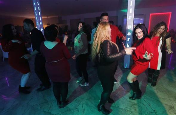 ran'daki olaylar devam ederken, ylba iin Van&#8217;a gelen ranllar, kiraladklar bir elence merkezinde gnllerince elenip, yeni yla dans ederek girdiler.