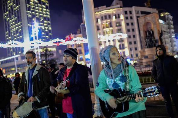 Taksim meydannda ranl mzisyenler