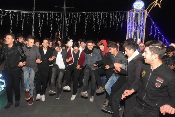 Mula'nn Bodrum ilesinde vatandalar yeni yl, aileleriyle Bodrum Belediye Meydan'nda havai fiek gsterisini izleyerek karlad. Baz vatandalar da kent merkezinde sokak sanatlarnn ald arklarda dans etti.