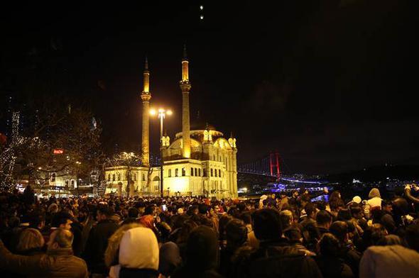 stanbul'da yeni yl kutlamas iin Ortaky Meydan'nda toplanan turistler ve vatandalar, yeni yla birlikte girdi.