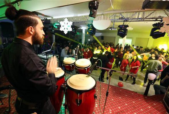 ran'daki olaylar devam ederken, ylba iin Van&#8217;a gelen ranllar, kiraladklar bir elence merkezinde gnllerince elenip, yeni yla dans ederek girdiler.