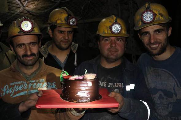 Amasya'nn Suluova ilesinde bir grup maden iisi, yeni yla yerin metrelerce altnda maden ocanda alarak girdi. lede faaliyet gsteren PLT Madencilik'e ait kmr ocanda gece mesaisinde alan maden iileri, gndz vakti girdikleri maden ocanda ayn vardiyada alan arkadalaryla sofrada bulutu. Yln son saatlerini birlikte alarak geiren ve ylba pastalarn kesen iiler, beraber yemek yediler ve birbirlerinin yeni yln kutladlar.
