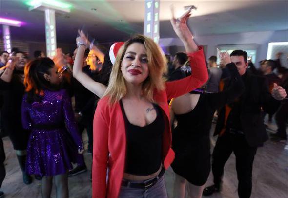 ran'daki olaylar devam ederken, ylba iin Van&#8217;a gelen ranllar, kiraladklar bir elence merkezinde gnllerince elenip, yeni yla dans ederek girdiler.