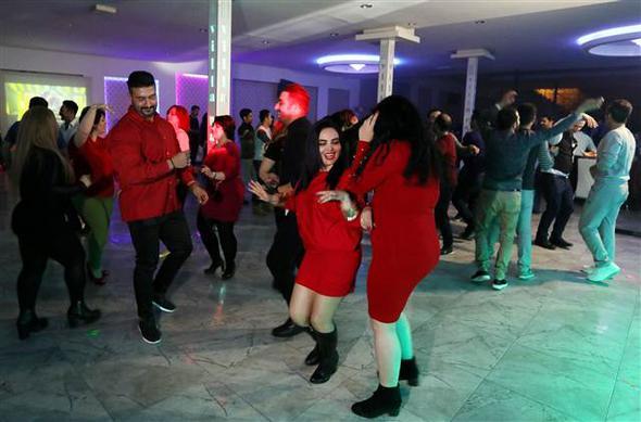 ran'daki olaylar devam ederken, ylba iin Van&#8217;a gelen ranllar, kiraladklar bir elence merkezinde gnllerince elenip, yeni yla dans ederek girdiler.