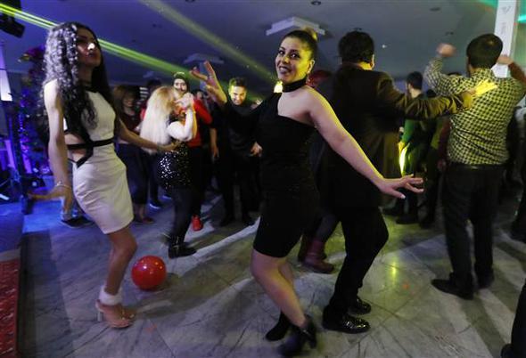 ran'daki olaylar devam ederken, ylba iin Van&#8217;a gelen ranllar, kiraladklar bir elence merkezinde gnllerince elenip, yeni yla dans ederek girdiler.