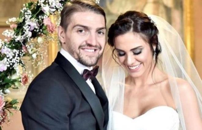 CANER ERKİN İLE ŞÜKRAN OVALI EVLENDİ ; Oyuncu Şükran Ovalı ve Beşiktaşlı futbolcu Caner Erkin, 1 Ocak'ta Roma&#8217;da evlendi. Çiftin yakın dostlarının katıldığı nikah töreninde, Şükran Ovalı ve Caner Erkin hayatlarını birleştirdi. Caner Erkin'in şahidi yakın arkadaşı Celil Can Müftüoğlu, Şükran Ovalı&#8217;nın şahitleri ise Gözde Seda Altuner ve Büşra Pekin oldu.