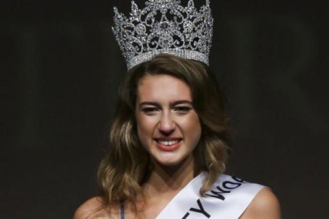 ITIR ESEN'İN TACI ALINDI ; Miss Turkey 2017 Yarışmasında birinci seçilen Itır Esen'in tacı, sosyal medyada 15 Temmuz şehitleriyle ilgili yaptığı bir paylaşım nedeniyle geri alındı. Miss Turkey basın ofisinden yapılan yazılı açıklamaya göre; "Miss Turkey World" kraliçesi seçilen Itır Esen'in Twitter üzerinden 15 Temmuz şehitleriyle ilgili yaptığı bir paylaşımın incelemeye alındığı kaydedildi. Açıklamada görüşlerine yer verilen Miss Turkey Başkanı Can Sandıkçıoğlu, kuruluş amacı Türkiye'yi dünya çapında tanıtmak ve imajına katkıda bulunmak olan yarışmanın organizasyonunun böyle bir paylaşımı kabul etmesinin mümkün olmadığını ifade etti. Sandıkçıoğlu, bu paylaşımı nedeniyle Itır Esen'in tacının geri alındığını bildirdi. Esen'in tacının alınmasının ardından jüri puanlamasına göre ikinci olan Aslı Sümen birinci, puan sıralamasında üçüncü olan Pınar Tartan ikinci, dördüncü sırada olan Yasemin Çoklar ise üçüncü oldu.