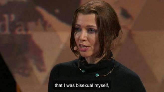 ELİF ŞAFAK'IN 'BİSEKSÜELİM' İTİRAFI ; Elif Şafak, TEDx konuşması sırasında biseksüel olduğunu itiraf etti.