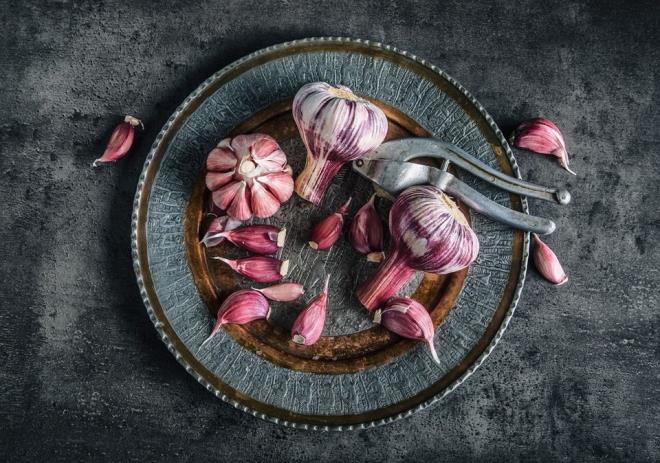 Sarmsak: Sarmsak vcudumuza giren mikroplarla savayor, baklk sistemimizi glendiriyor. Souk algnl ve gribe kar etkili. eriindeki allicin biyoaktif bileeni sarmsak inendiinde, dvldnde veya kesilerek tketildiinde aa karak daha ok fayda salyor. Hafif bir nezle balangcnz varsa -ancak mide ile ilgili bir probleminiz yoksa- gece yatmadan nce doranm bir di sarmsa limon suyuyla yutarak gribe yakalanma riskini azaltabilirsiniz.