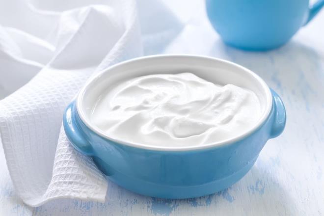 Yourt ve kefir: Probiyotik ve prebiyotik kaynaklar dzenli tketildiinde barsak florasn ve baklk sistemini glendirerek grip ve souk algnlndan korunmaya yardmc oluyor. Yourt; ierdii laktik asit ile mikroplara kar vcudun savunma sistemini gelitirirken; kefir de yourttan farkl olarak; sindirim sistemine yararl bakterilerin yerlemesini salayarak barsak florasn dengeleyip, baklk sistemini destekliyor ve hastalklara kar koruyor.