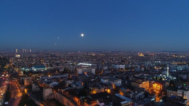 Havann bulutsuz olmas nedeniyle net bir ekilde grlebilen 'Sper Ay' stanbul semalarnda 2 Ocak'a kadar izlenebilecek.