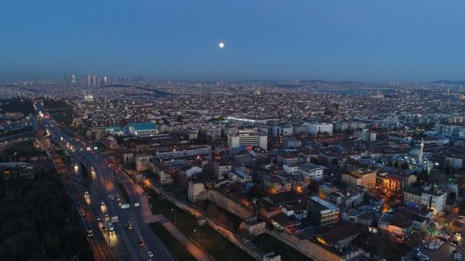 zellikle stanbul'un incisi Boaz'a yansyan avk seyirlik grntler olutururken, baz kiiler telefonlarna sarlarak, Ay'n bu halini kayt altna ald. Bazlar ise 'Sper Ay' ile zekim yapt.