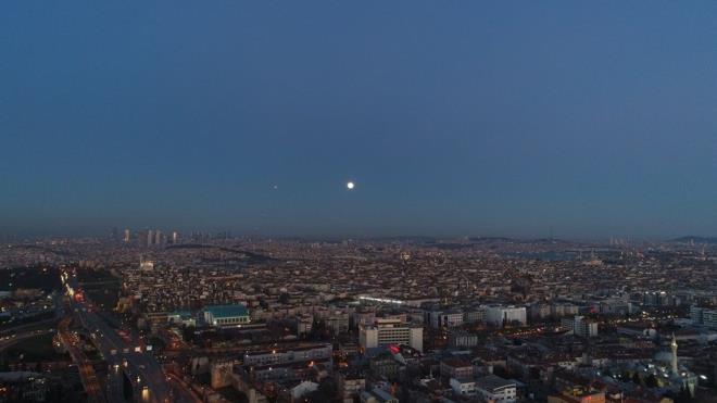 Gnein batmas ile 18.00'den itibaren ortaya kan Dolunay normalden yzde 14 daha byk ve yzde 30 daha parlak grlyor.