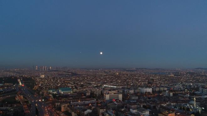 Yeni yln ilk gnnde Dolunay'n her zamankinden yzde 30 daha parlak ve dnyaya en yakn olduu "Sper Ay" stanbul semalarnda kendini gsterdi.