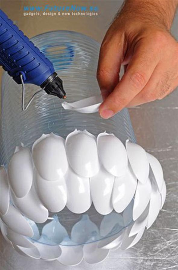 Tek tek plastik ka����n saplar�n� kesiyoruz.