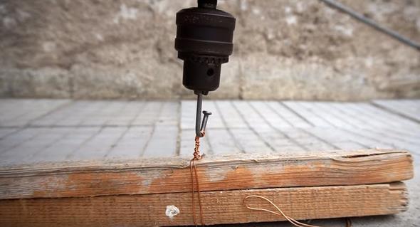 Matkap �al��t��� anda iki ayr� tahtay� birbirine saniyeler i�inde ba�layabiliyoruz.