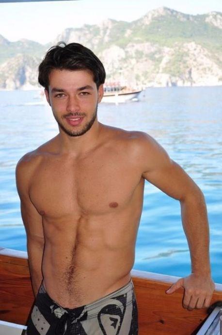 HLM CEM NTEPE KMDR?  <br>  Survivor 2018 All Star'da yer alaca Hilmi Cem ntepe kimdir? Survivor Hilmi Cem ntepe, 1992'de Mula Yenice'de dodu. Hilmi Cem, 18 yana kadar Bodrum Gvercinlik'te yaad. 15 yanda kendi kendine dans etmeye balayan Hilmi Cem hibir yardm almadan her eyi kendi rendi. 17 yanda latin danslarna yazlan Hilmi Cem, bir ok kez salsada Trkiye Genler ampiyonu oldu.