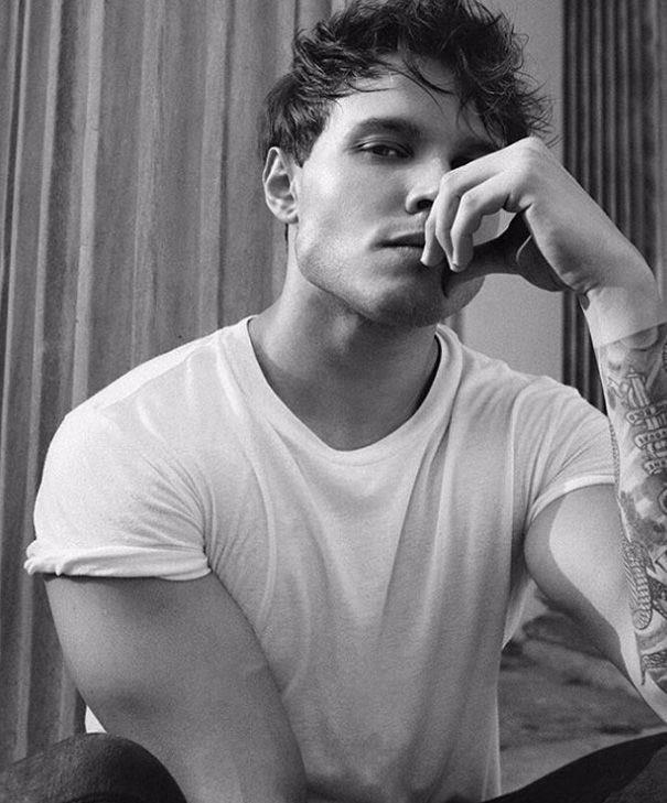 Mzikten baka bir ok spor dalyla da yakndan ilgilenen Murat 7 yldr profesyonel olarak fitness ile urayor.