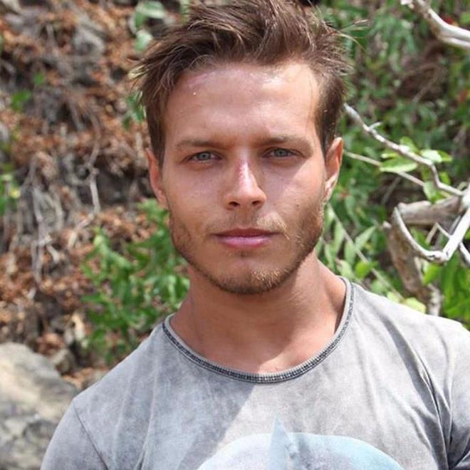 MURAT CEYLAN KMDR?<br>    Murat Ceylan 15 Mays 1989 tarihinde stanbul&#8217;da dodu. Kk yalardan beri mzik ile ilgilenen Murat Ceylan, 8 yl boyunca stanbul Devlet Konservatuar Profesr Ergican Saydam&#8217;dan mzik dersleri ald. Ceylan, stanbul Bilgi niversitesi Reklamclk blm 3. Snfta lisans eitimine devam ediyor.