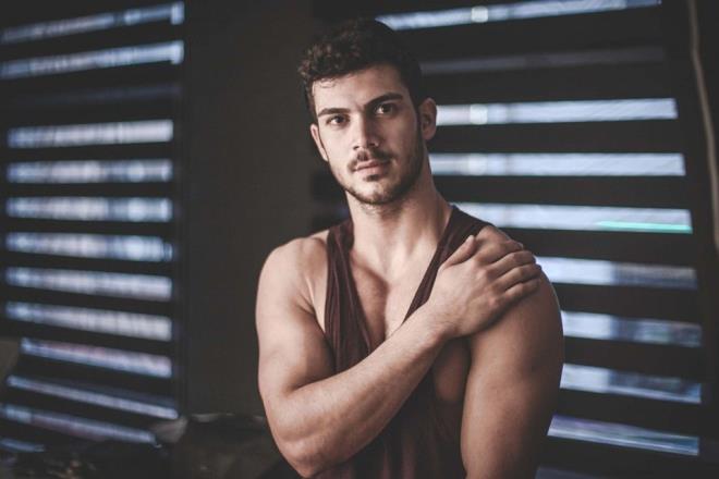 RAMAZAN KALYONCU KMDR?  <br>  8 Nisan 1990&#8217;da Rize&#8217;de doan Ramazan Kalyoncu, ocukluk yalarndan bu yana sporun bir ok farkl dal ile ilgilendi. 1998 ylnda futbol ile ilgilenirken 2003 ylnda ise boksla urat. 2009 ylnda Fitness Eitmenlii yaparken Pilates, Yoga ve Bokwa ile profesyonel olarak ilgilendi. Daha sonrasnda ekran n iin eitimler alan Ramazan zel bir Tiyatro&#8217;da yer ald ve kamera n eitimi ald. Best Model Of Turkey yarmasnda finale kan Ramazan Kalyoncu, Idol of Models yarmasnda Trkiye&#8217;nin en iyi 3. Erkek Modeli seildi. Sonrasnda Gz6 program ile beraber bir ok klip ve reklam filmlerinde bulundu.