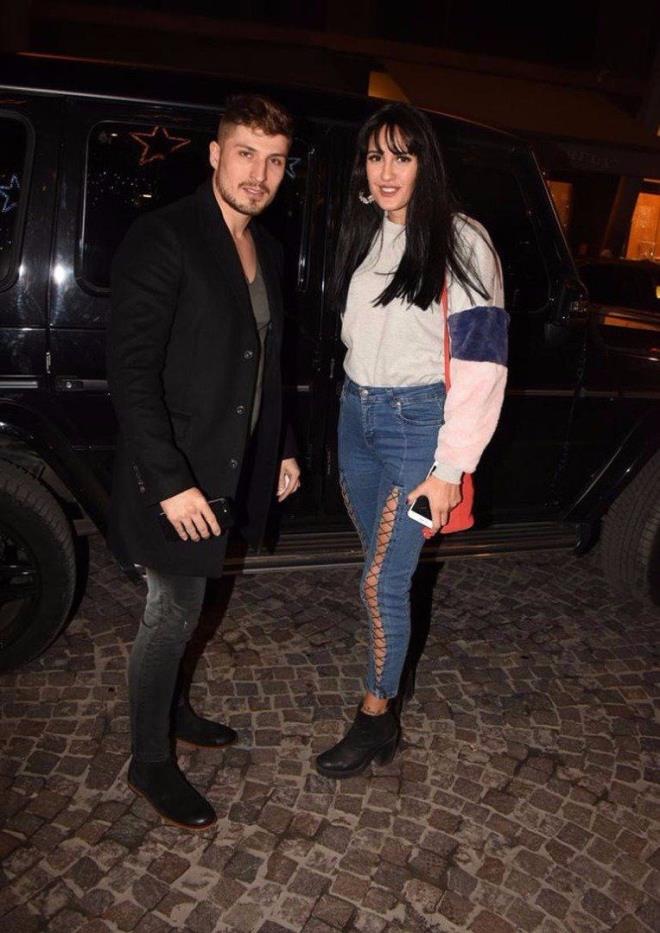 SAHRA IIK   <br>  Survivor 2017 yarmasyla tannan Sahra Ik, nceki akam sevgilisi stinye'de grntlendi.    Ik, 'Survivor 2014', 'Survivor All Star'dan sonra nmzdeki sene dzenlenecek Survivor 2018'e de katlacan aklad.